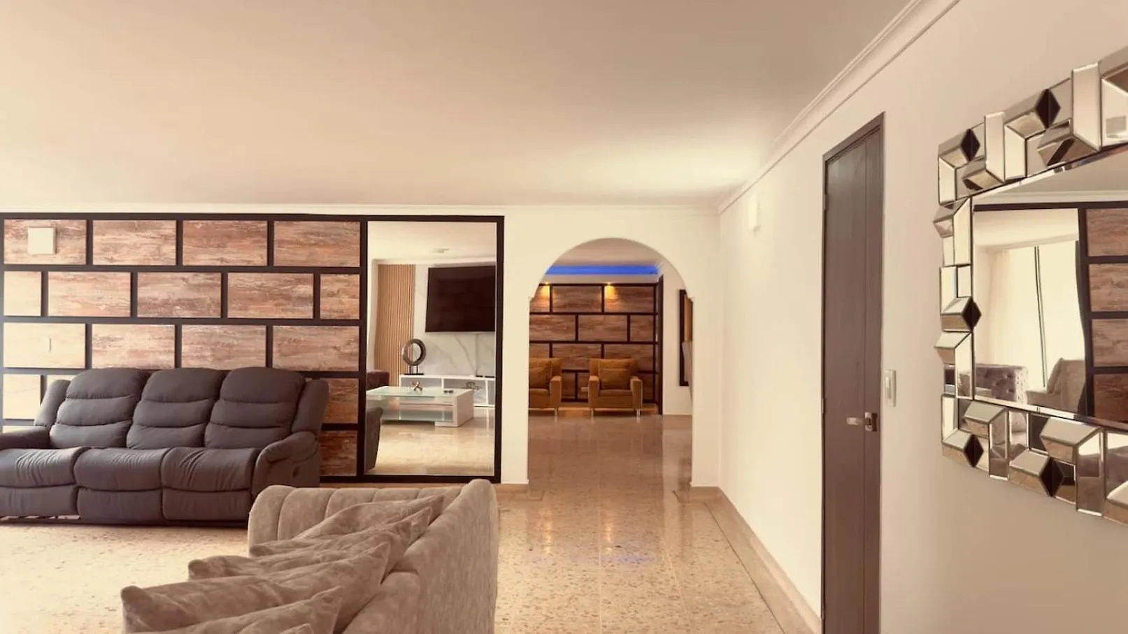4Br 240 M Pool Next To El Tesoro Mall Medellín Colombia
