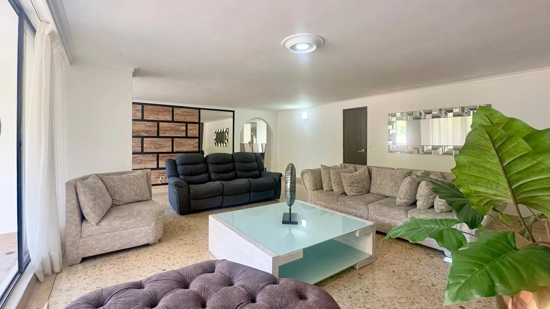 4Br 240 M Pool Next To El Tesoro Mall Medellín Colombia