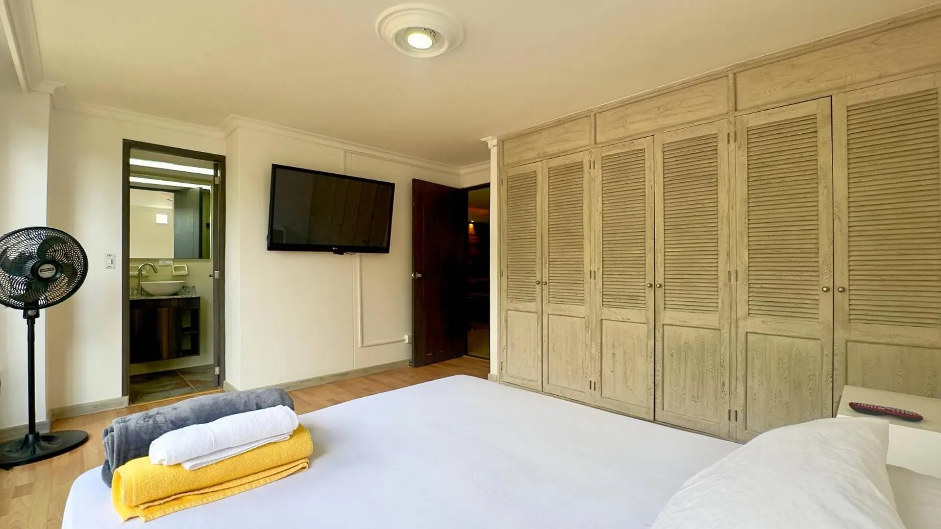 4Br 240 M Pool Next To El Tesoro Mall Medellín Apartamento