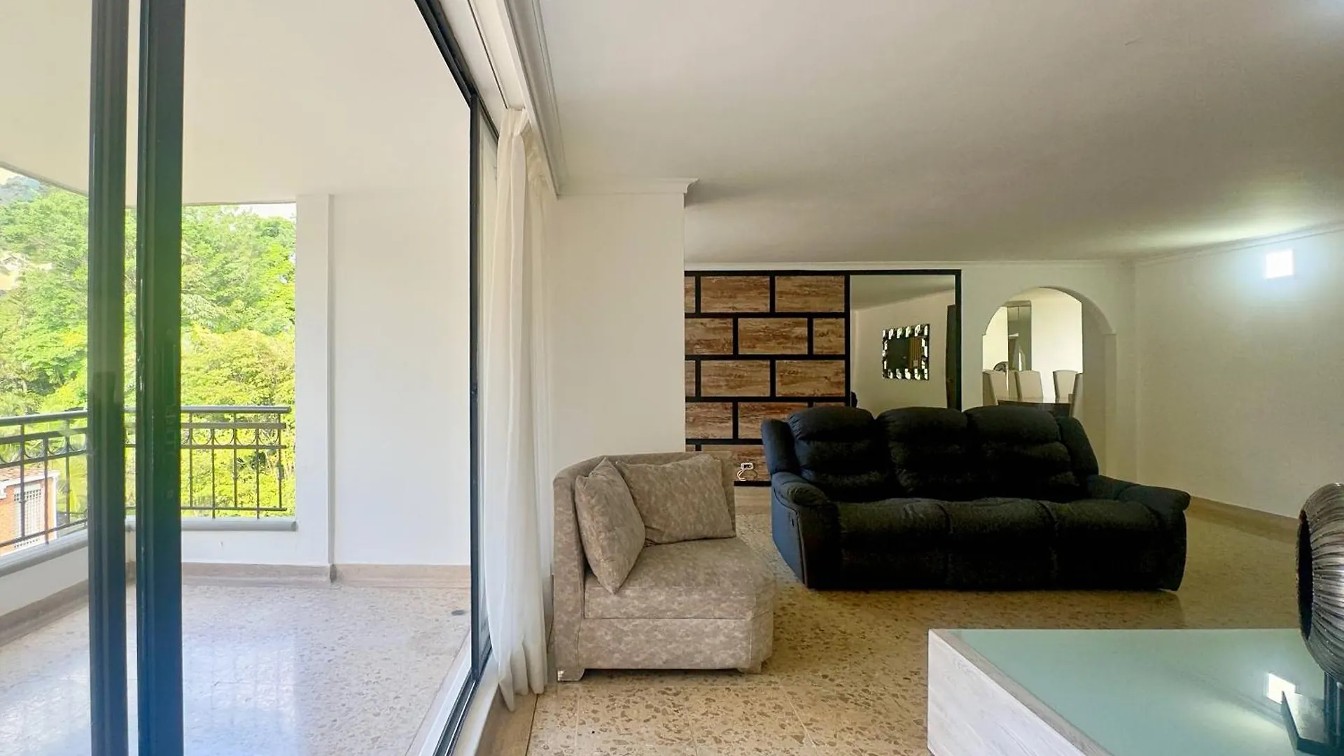 4Br 240 M Pool Next To El Tesoro Mall Medellín