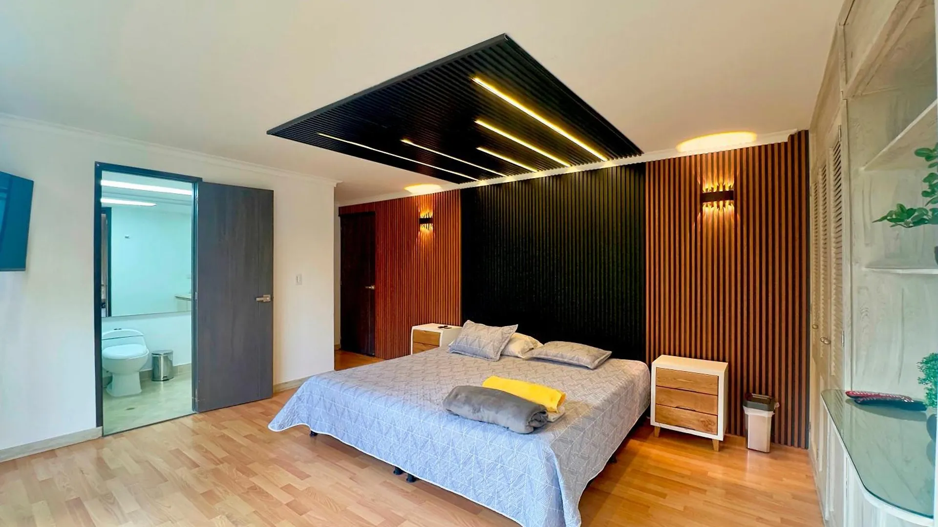 4Br 240 M Pool Next To El Tesoro Mall Medellín 0*,