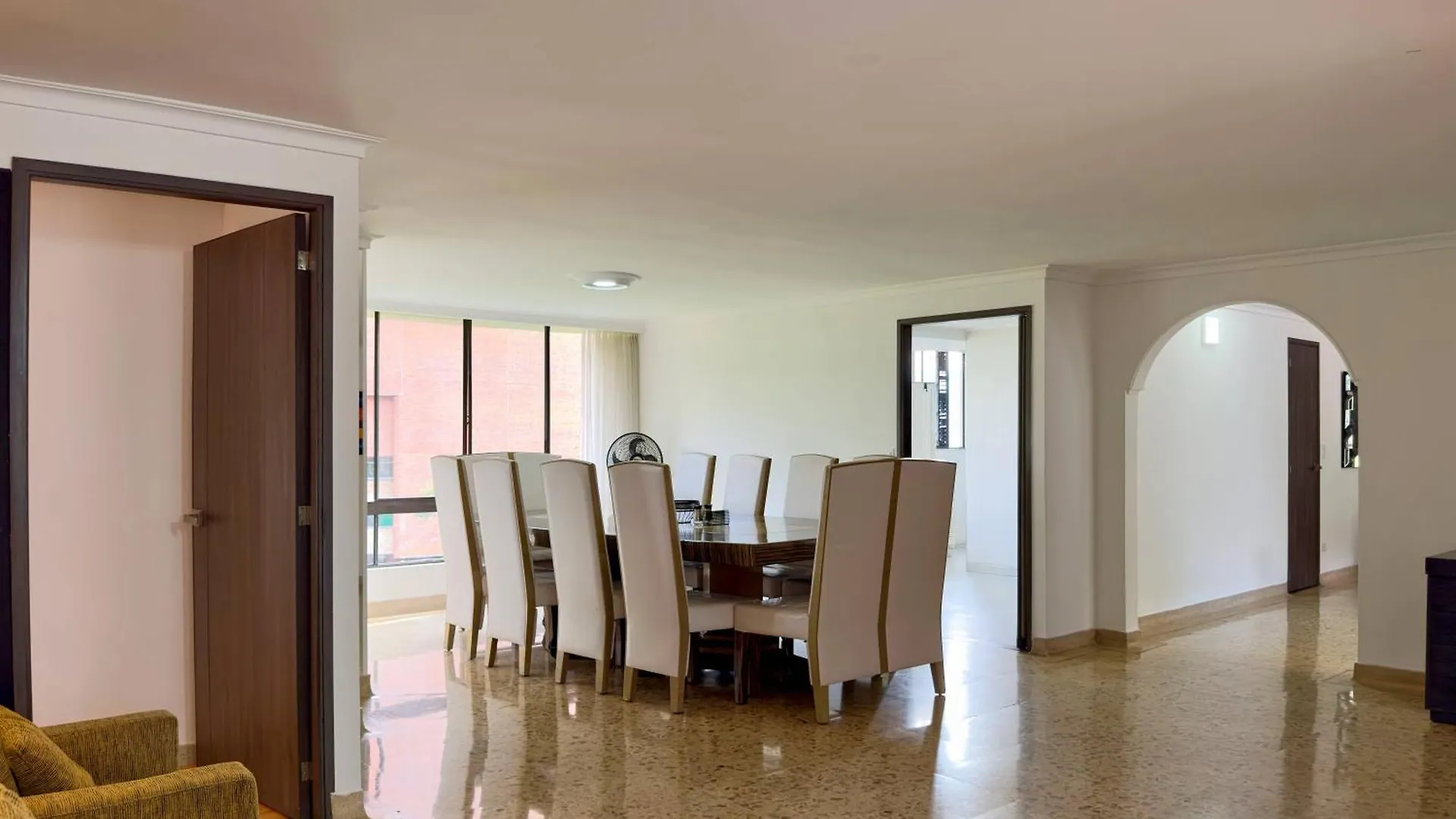 4Br 240 M Pool Next To El Tesoro Mall Medellín
