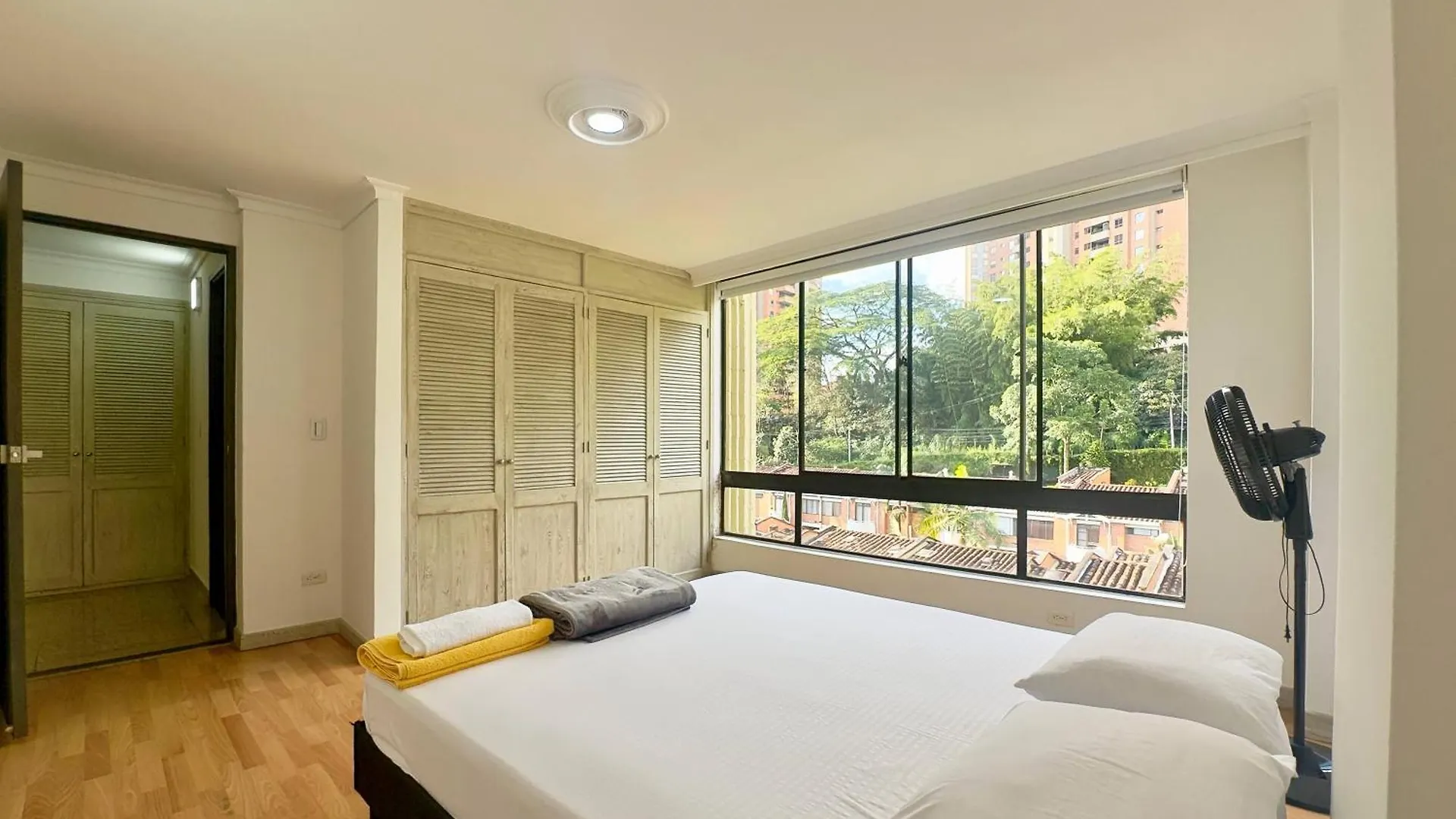 4Br 240 M Pool Next To El Tesoro Mall Medellín
