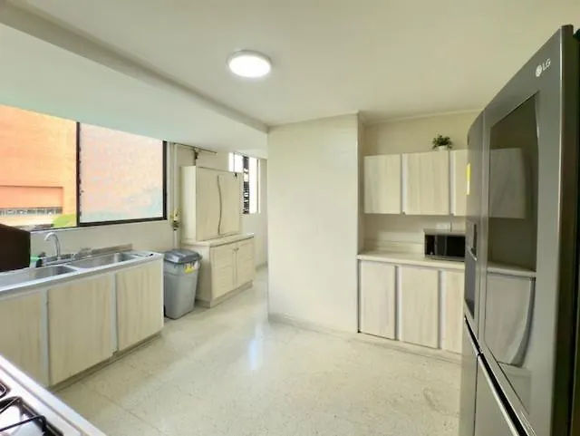4Br 240 M Pool Next To El Tesoro Mall Medellín Kolumbie