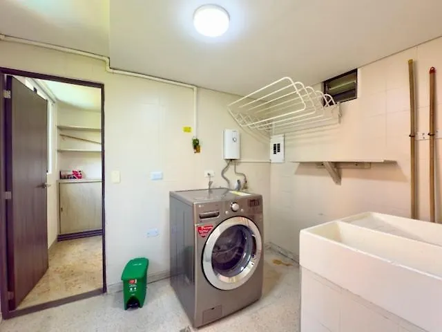 4Br 240 M Pool Next To El Tesoro Mall メデジン