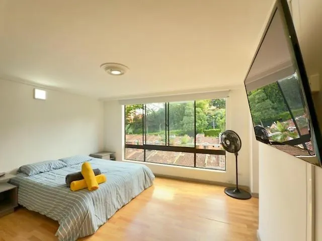 4Br 240 M Pool Next To El Tesoro Mall メデジン アパート