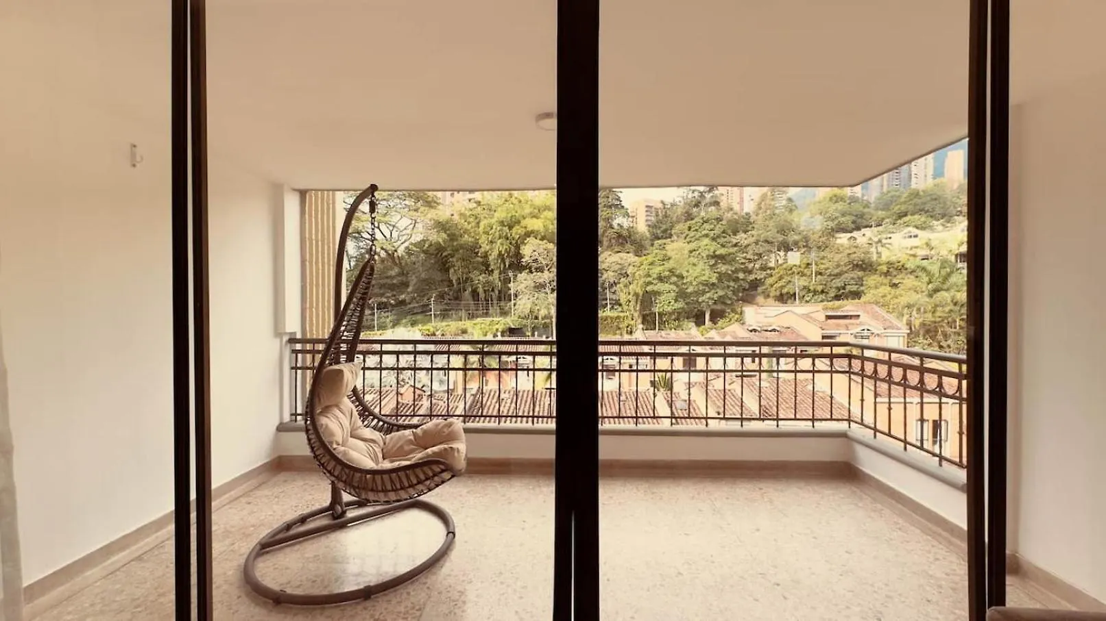 4Br 240 M Pool Next To El Tesoro Mall Medellin Colombia
