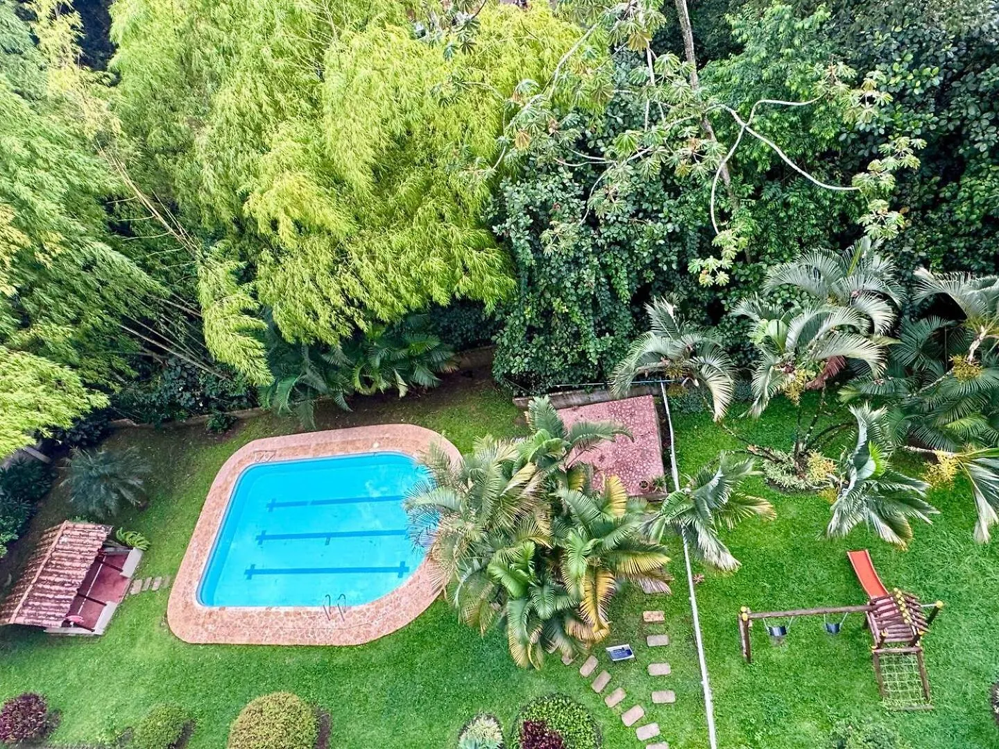 4Br 240 M Pool Next To El Tesoro Mall Medellin