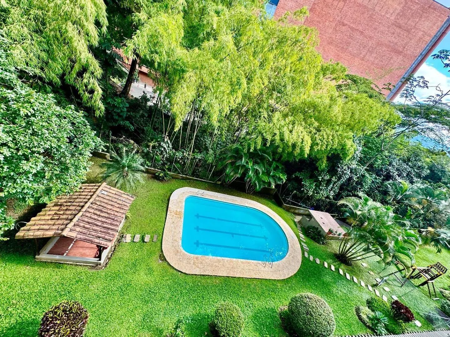 4Br 240 M Pool Next To El Tesoro Mall Medellin