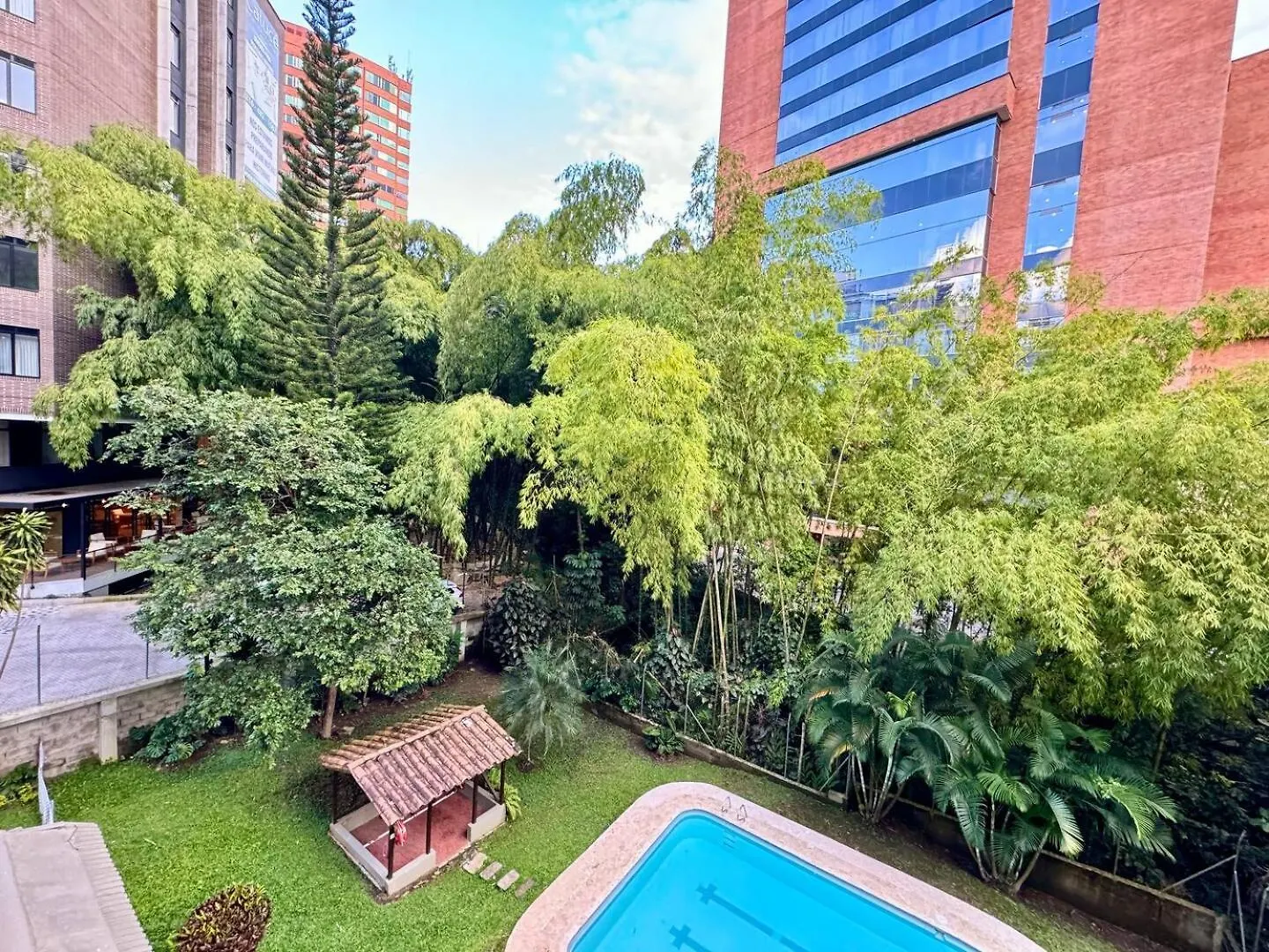 4Br 240 M Pool Next To El Tesoro Mall Medellin