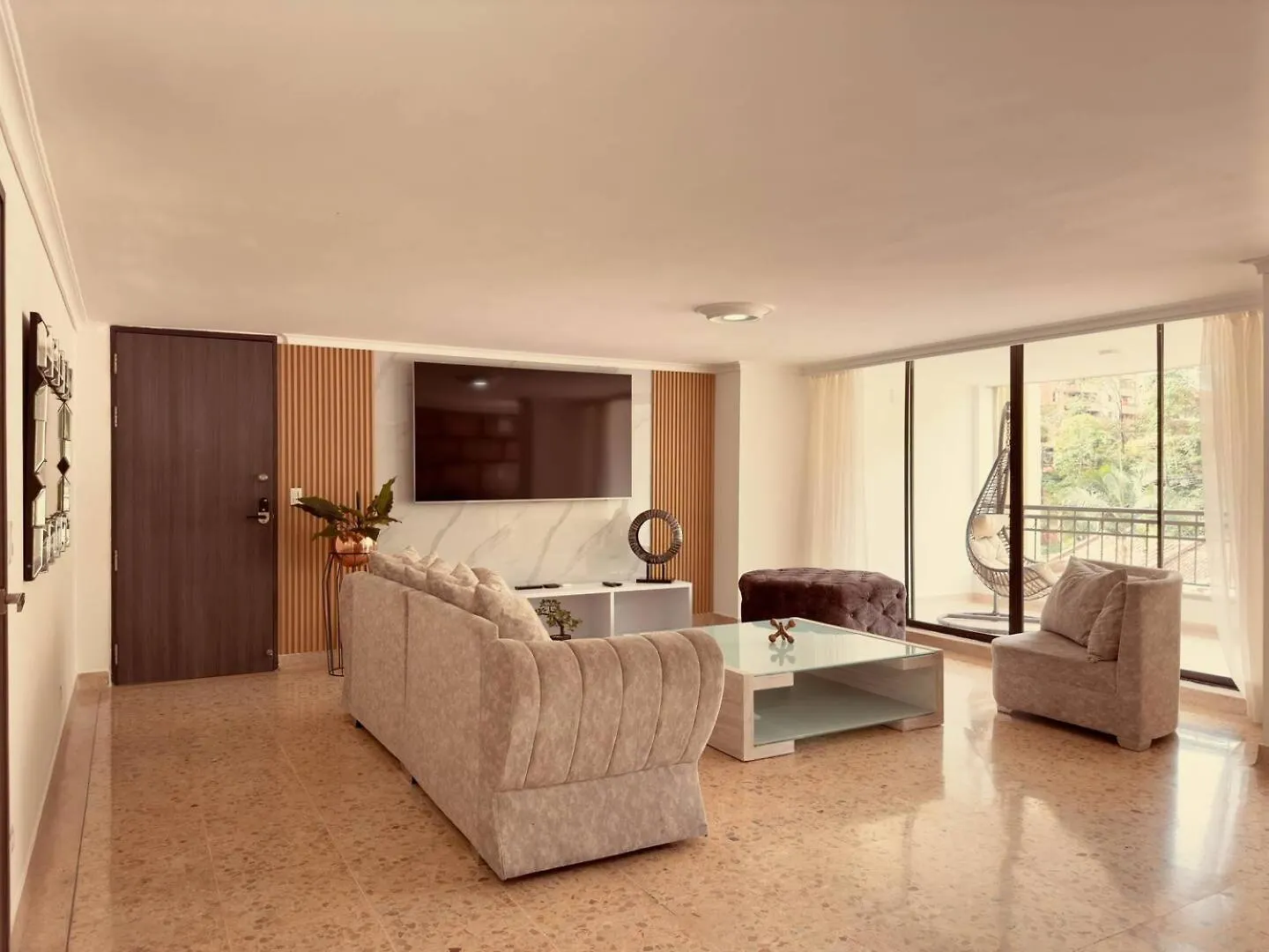Apartment 4Br 240 M Pool Next To El Tesoro Mall Medellin Colombia