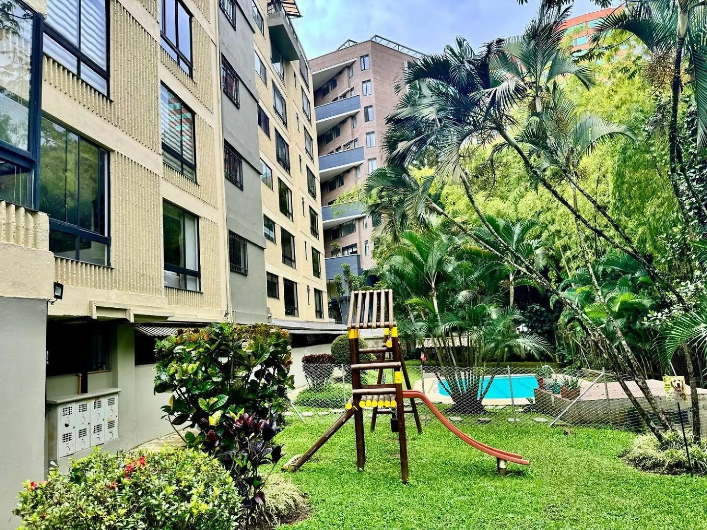 4Br 240 M Pool Next To El Tesoro Mall Medellin Colombia