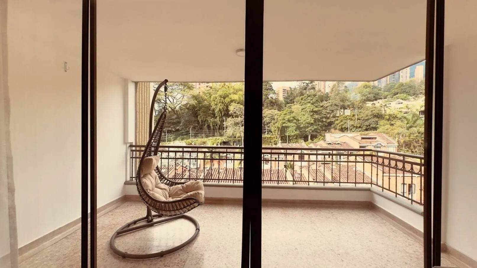 4Br 240 M Pool Next To El Tesoro Mall Medellin