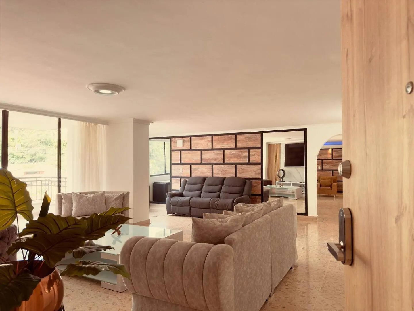 Apartment 4Br 240 M Pool Next To El Tesoro Mall Medellin