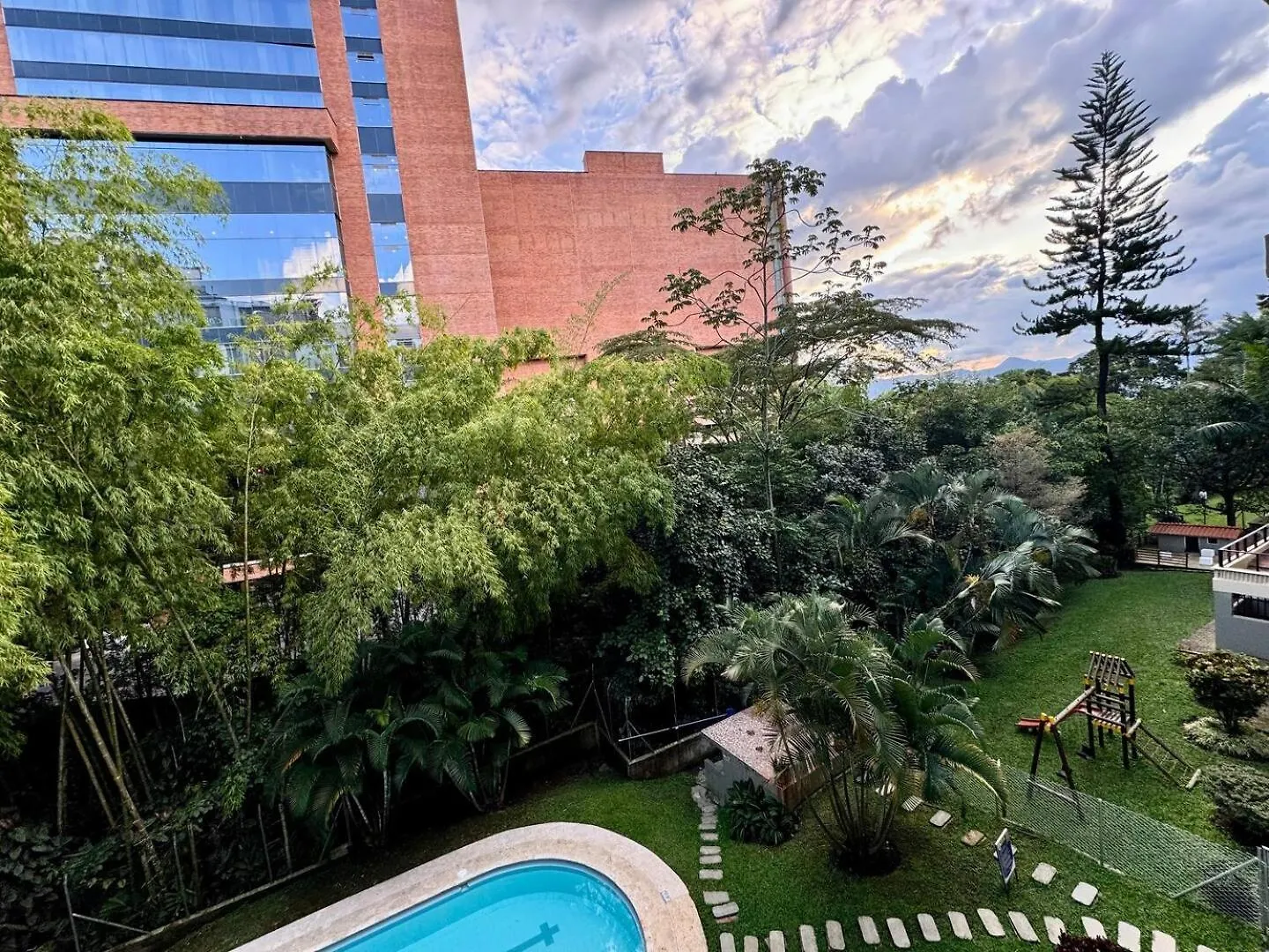 4Br 240 M Pool Next To El Tesoro Mall Medellin