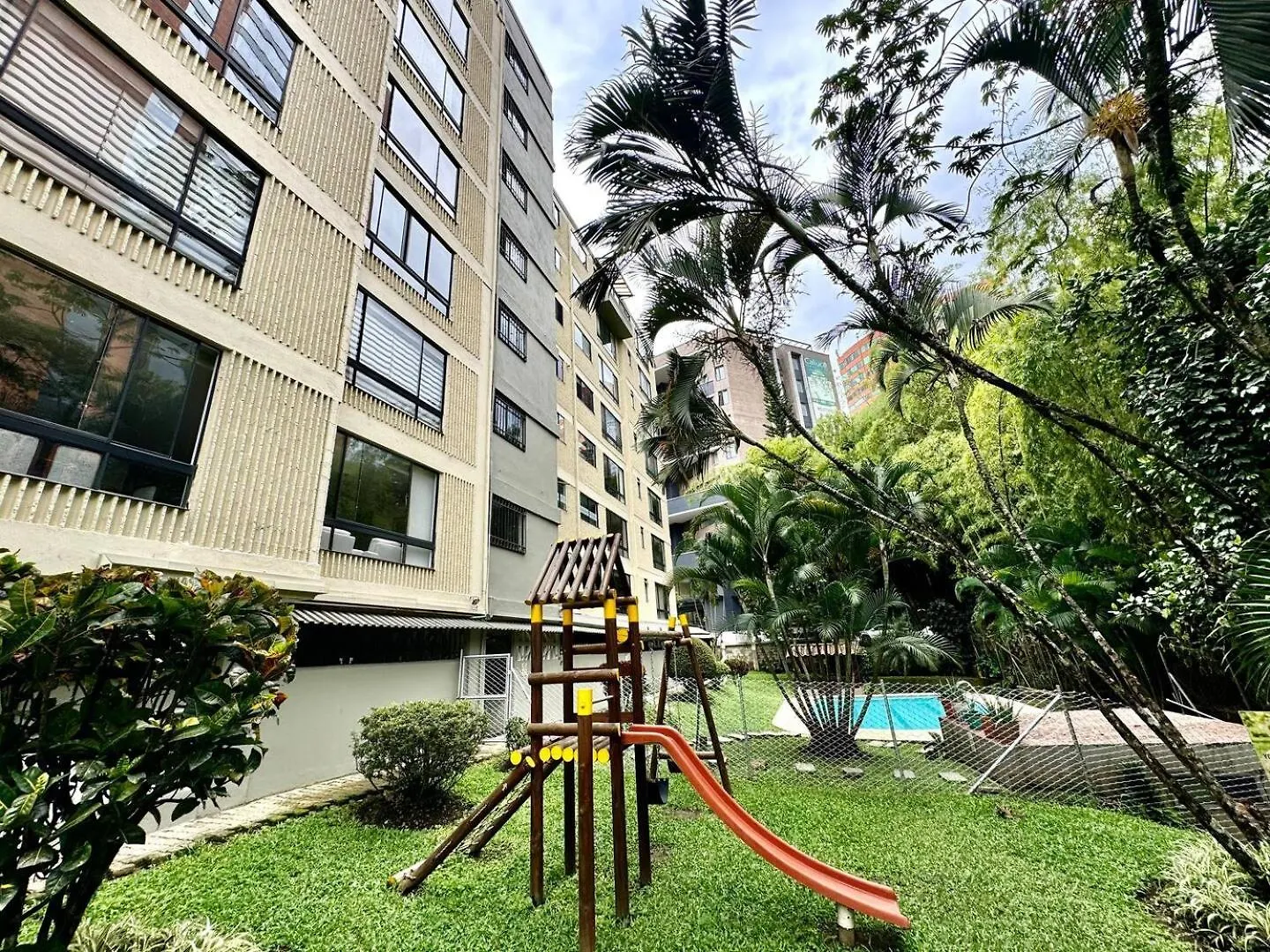 Apartment 4Br 240 M Pool Next To El Tesoro Mall Medellin