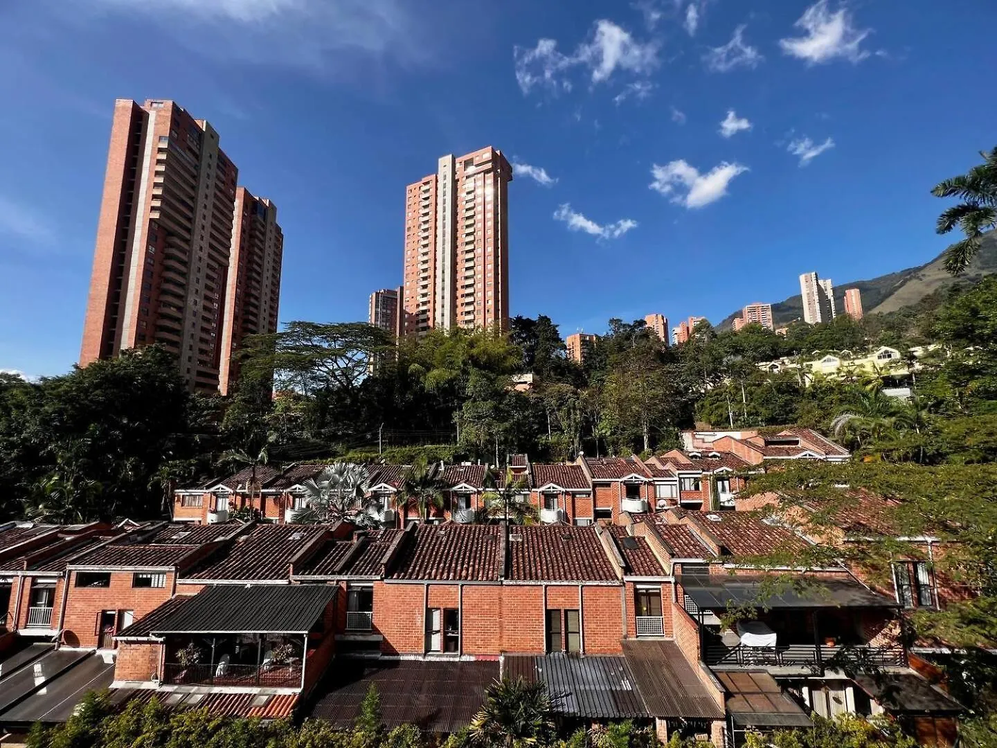 4Br 240 M Pool Next To El Tesoro Mall Medellin Colombia