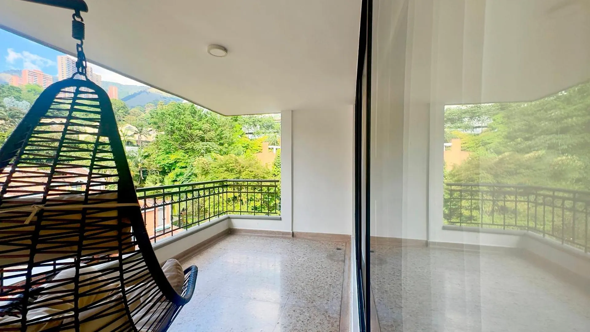 4Br 240 M Pool Next To El Tesoro Mall Medellin