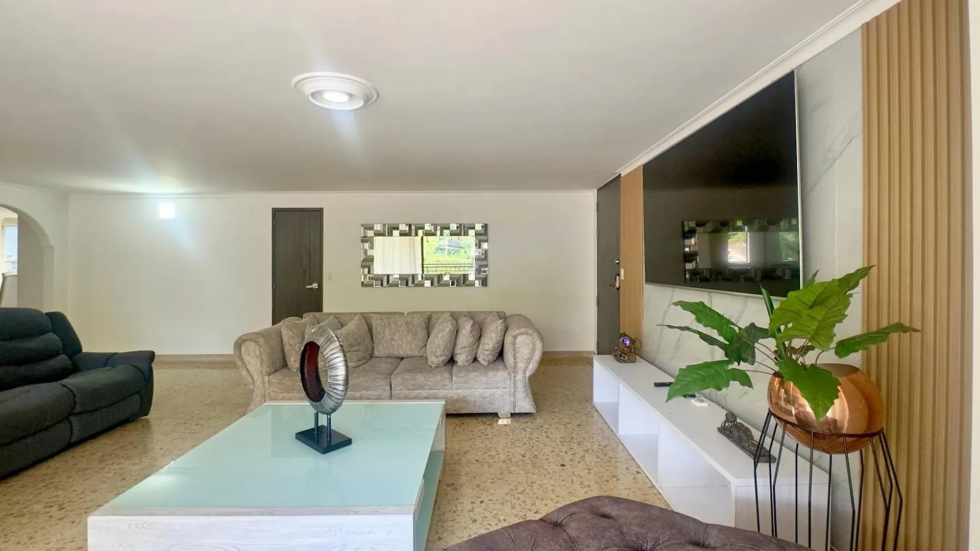 4Br 240 M Pool Next To El Tesoro Mall Medellin Colombia