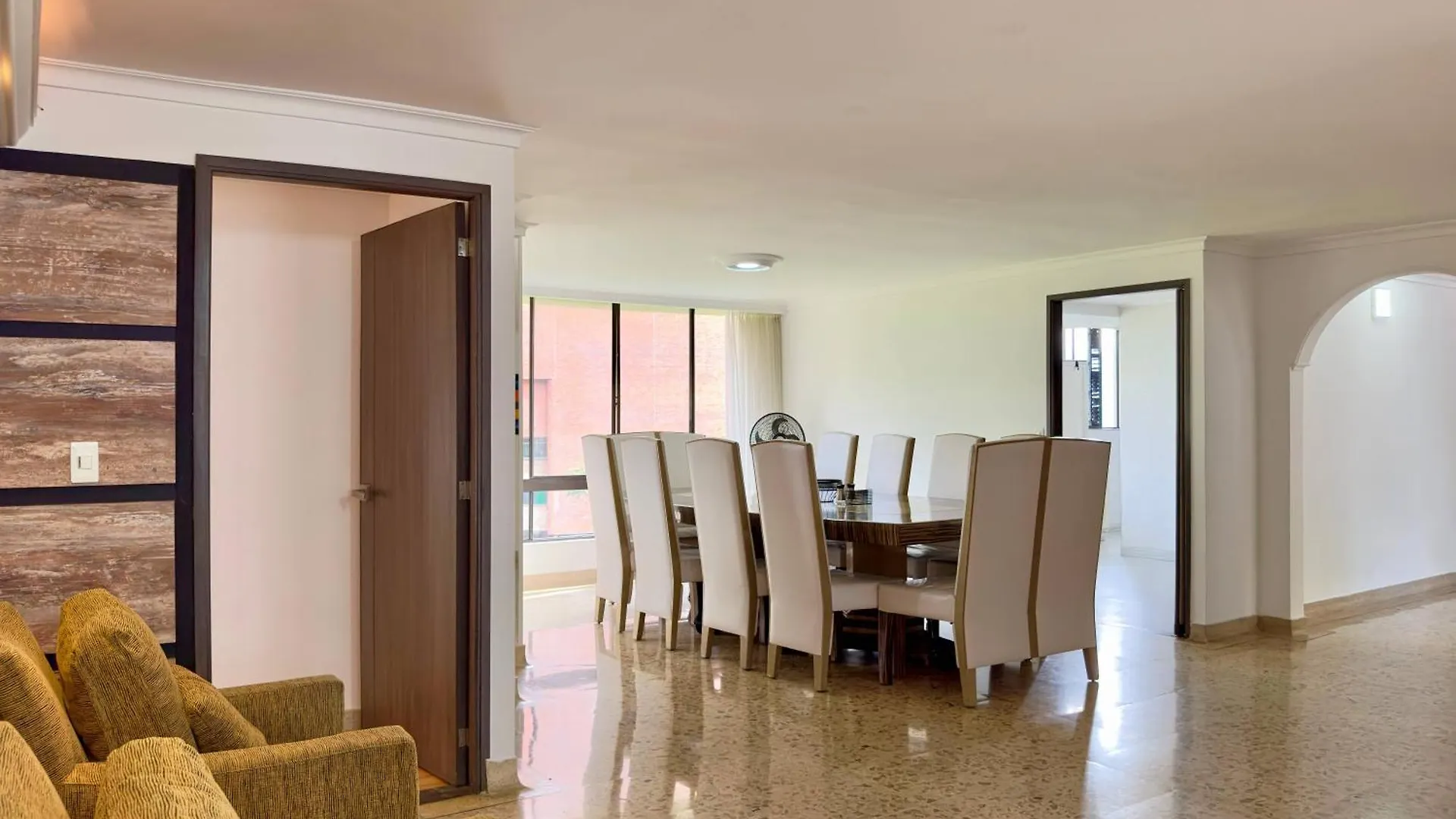 Apartment 4Br 240 M Pool Next To El Tesoro Mall Medellin