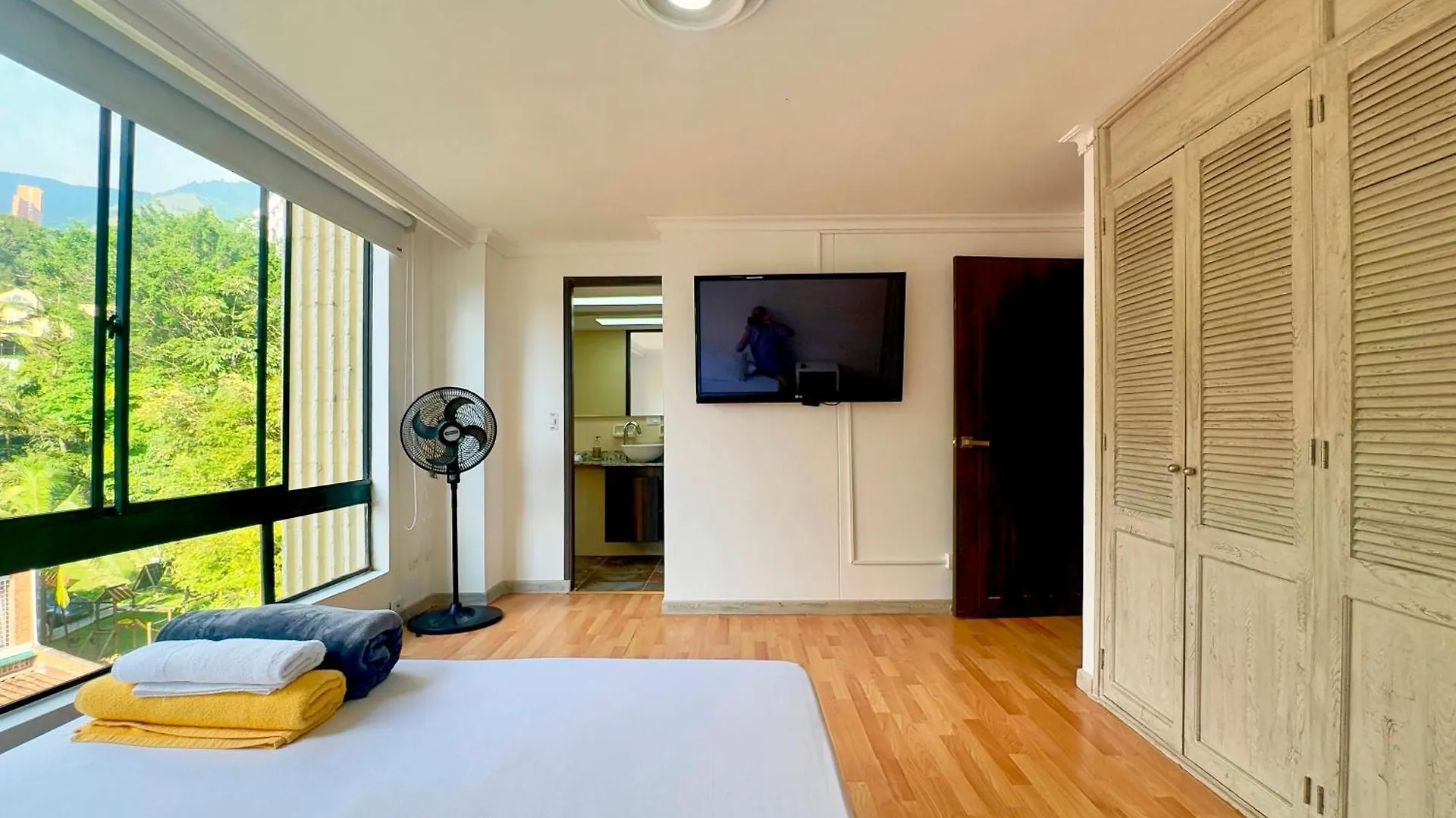 4Br 240 M Pool Next To El Tesoro Mall Medellin Colombia