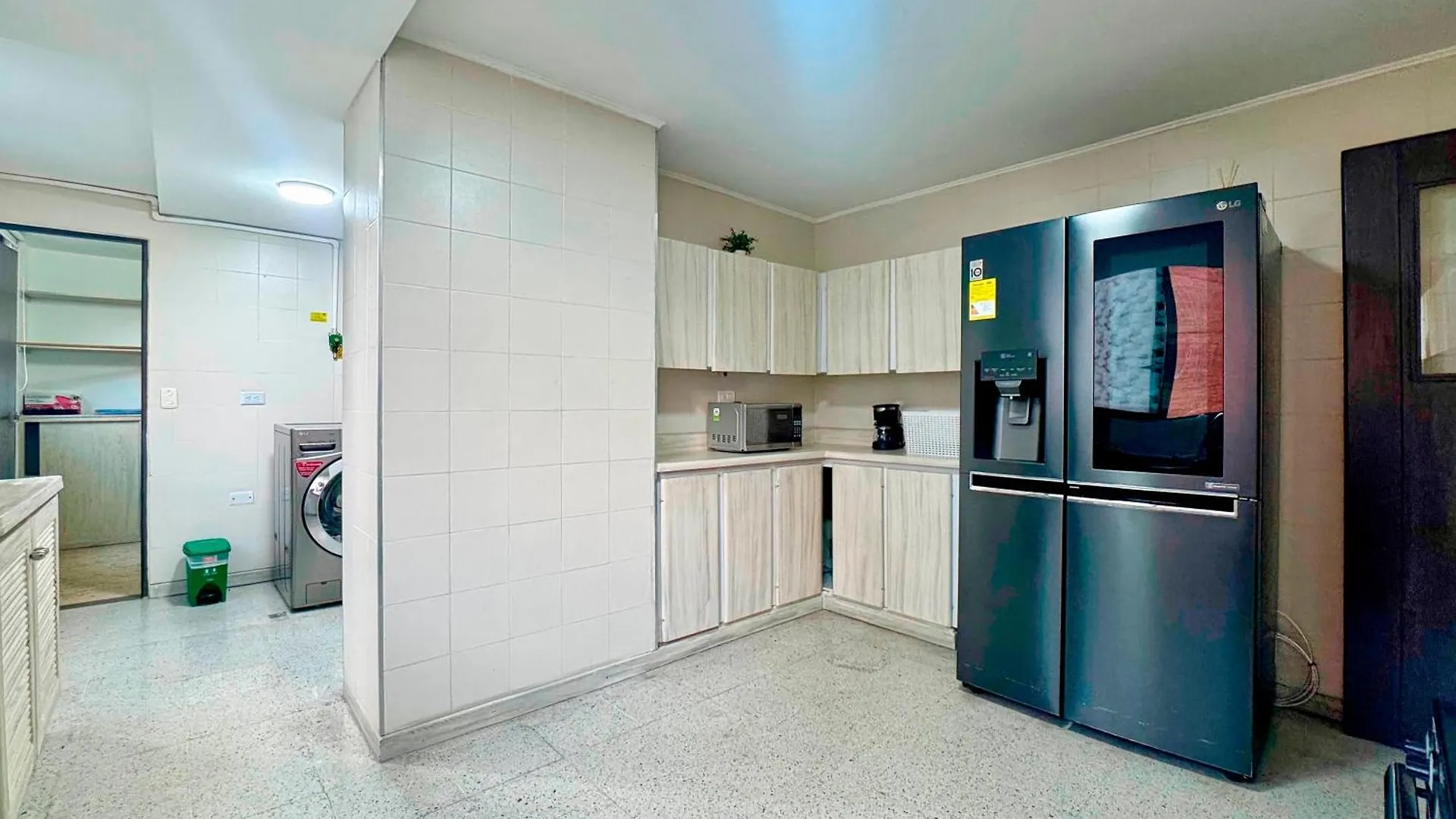 4Br 240 M Pool Next To El Tesoro Mall Medellin